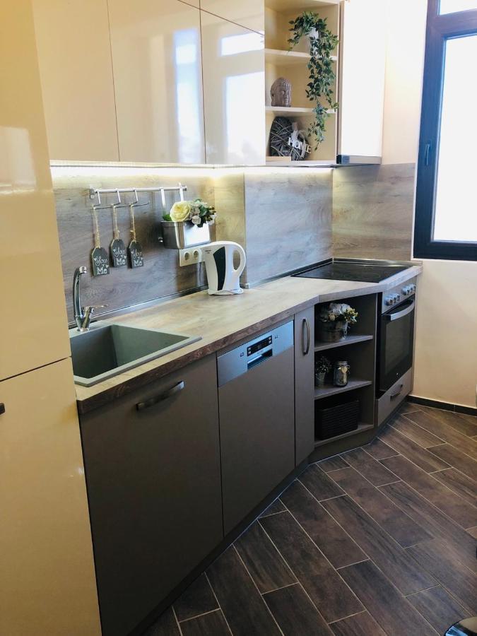 Lovely 3-Bedroom Apartment For 7 Ppl At The Centre Varna Eksteriør bilde